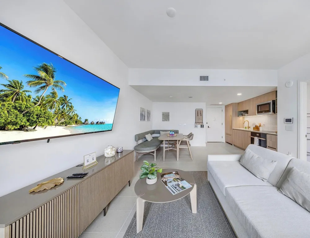 43rd-Floor Skyline Suite - Pool & Gym