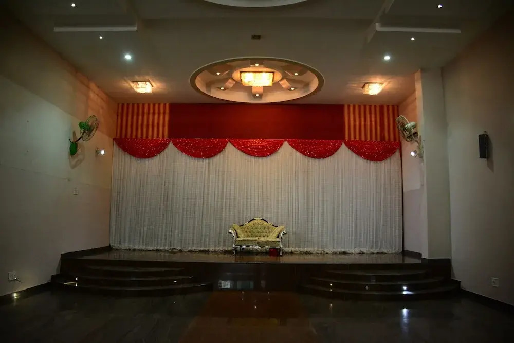 Super Hotel O Rani Durgawati Crossway Formerly Orient Palace