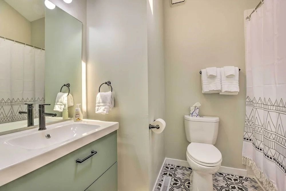 Modern Boho Gem: Yard + 10 Mi to Baxter Arena