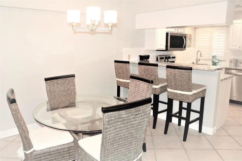 Jamaica Royale - T24 - 2 Br Condo