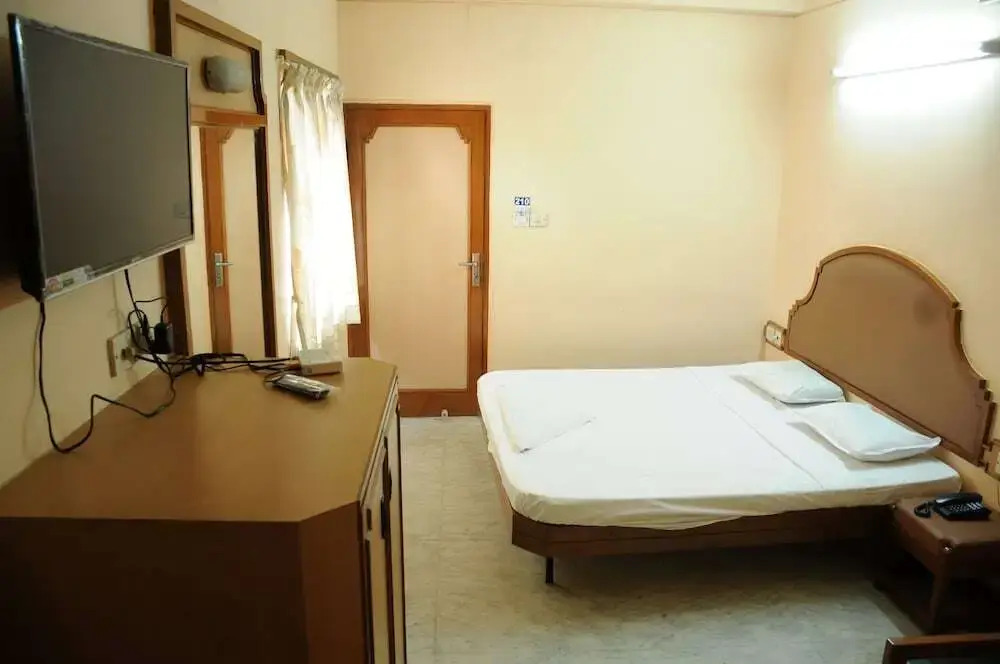 Hotel Valluvar