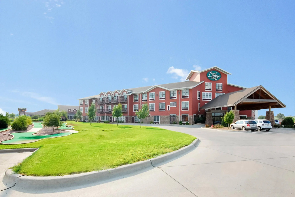 Norfolk Lodge & Suites, an Ascend Collection Hotel