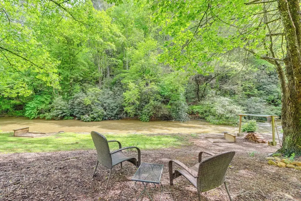 Deck & Fire Pit Bliss: Mountaintown Creek Cottage!