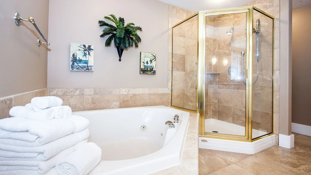 Poolside Views Two Bedroom Two Bathroom - Unit Crd1016