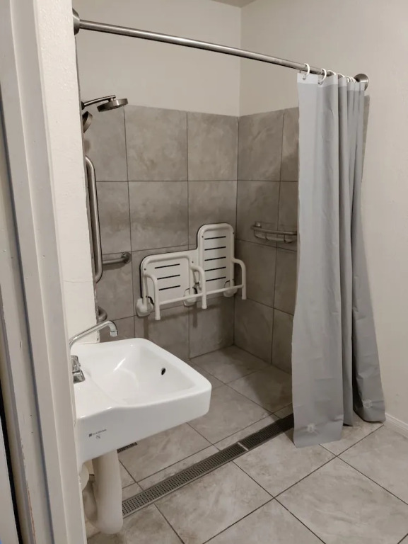 Crown Inn & Suites