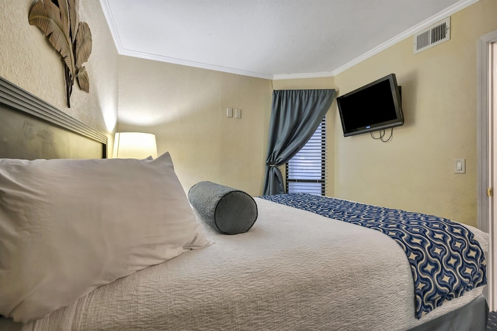 Waterfront Resort Condo Balcony Heated Pool