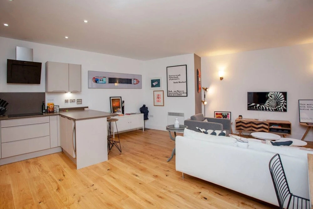 Central Designer 2 Bedroom Apartment in Portland Square