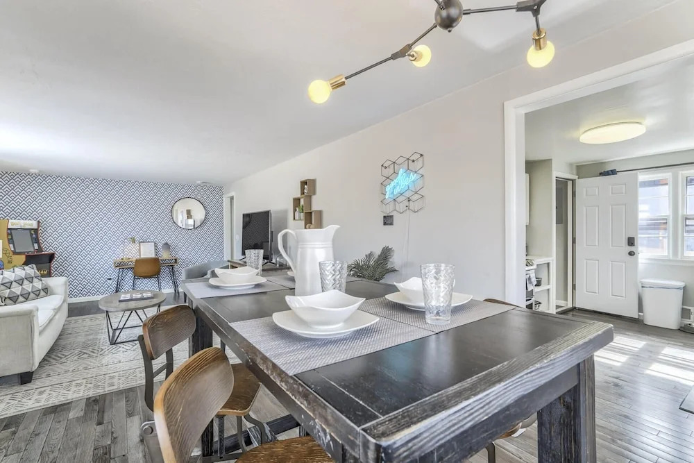 5BD Dog Friendly Family Getaway Near Downtown!