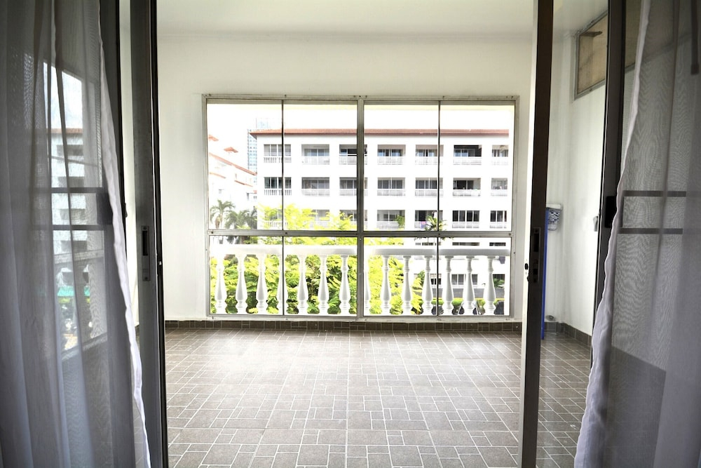 Spacious Corner 1-bedroom Condo With 2 Balconies - Baan Suan Lalana