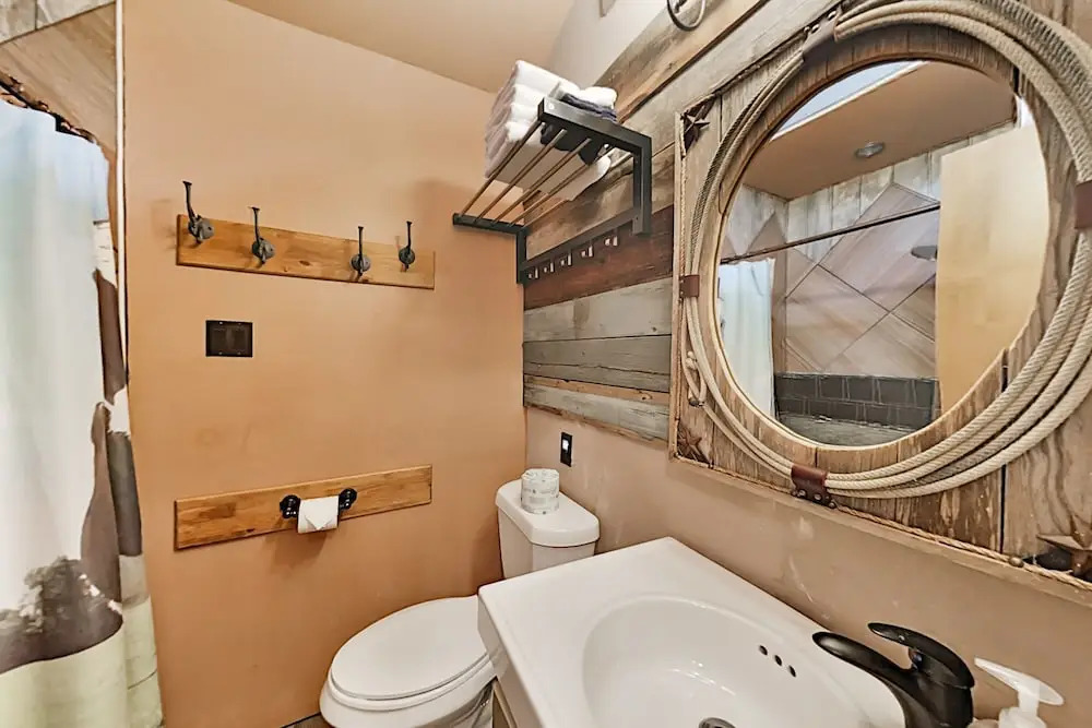 Lucky Goat House: Near Lake & Activities 4 Bedroom Cabin