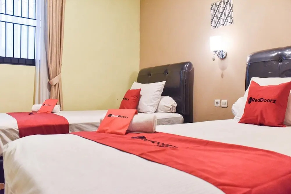 RedDoorz near Surabaya Town Square
