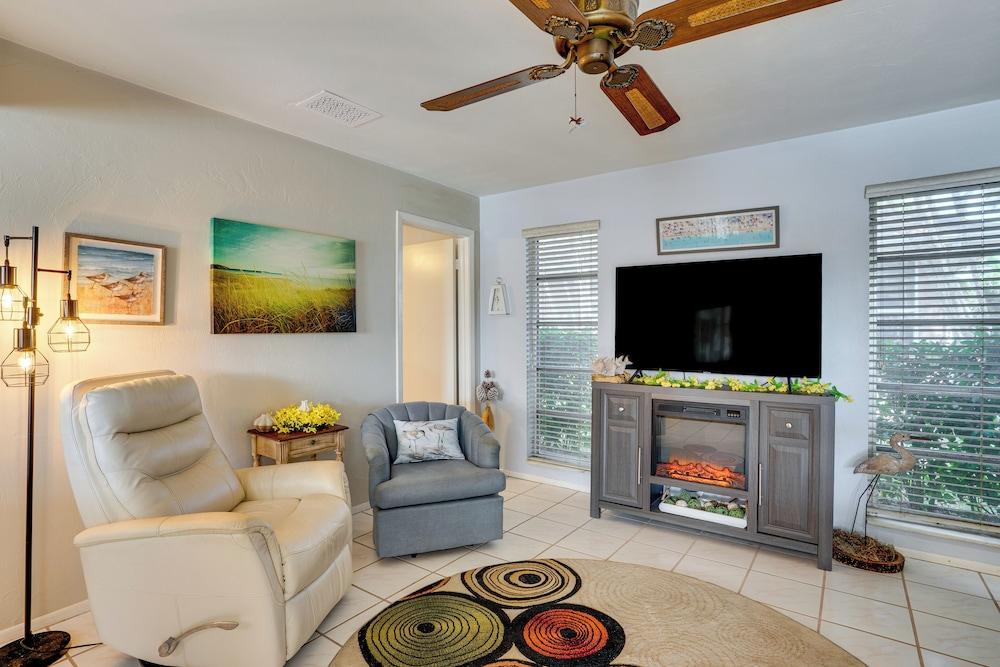 Boat Dock & Pool: Canal-front Cape Coral Gem