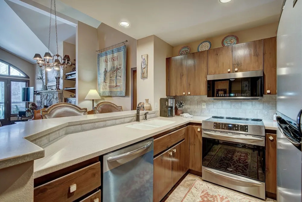 2br Condo In Arrowhead Village - 5 Minute Walk To Chairlift, Mountain Views! 2 Bedroom Condo by RedAwning