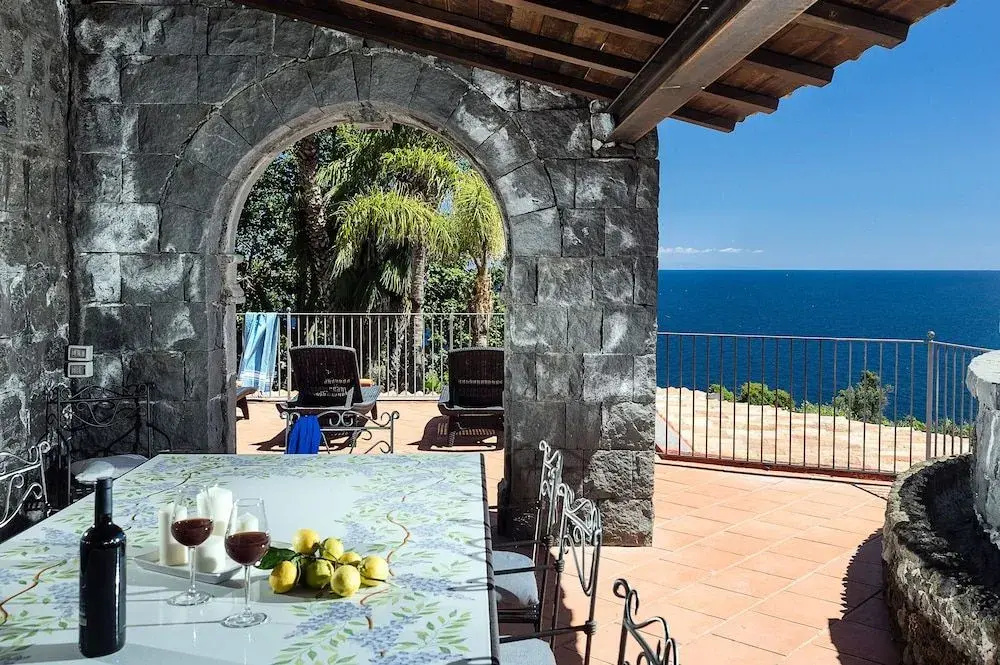 Villa La Timpa - antica e maestosa villa con jacuzzi privata con una meravigliosa vista sull'Etna e sul mare