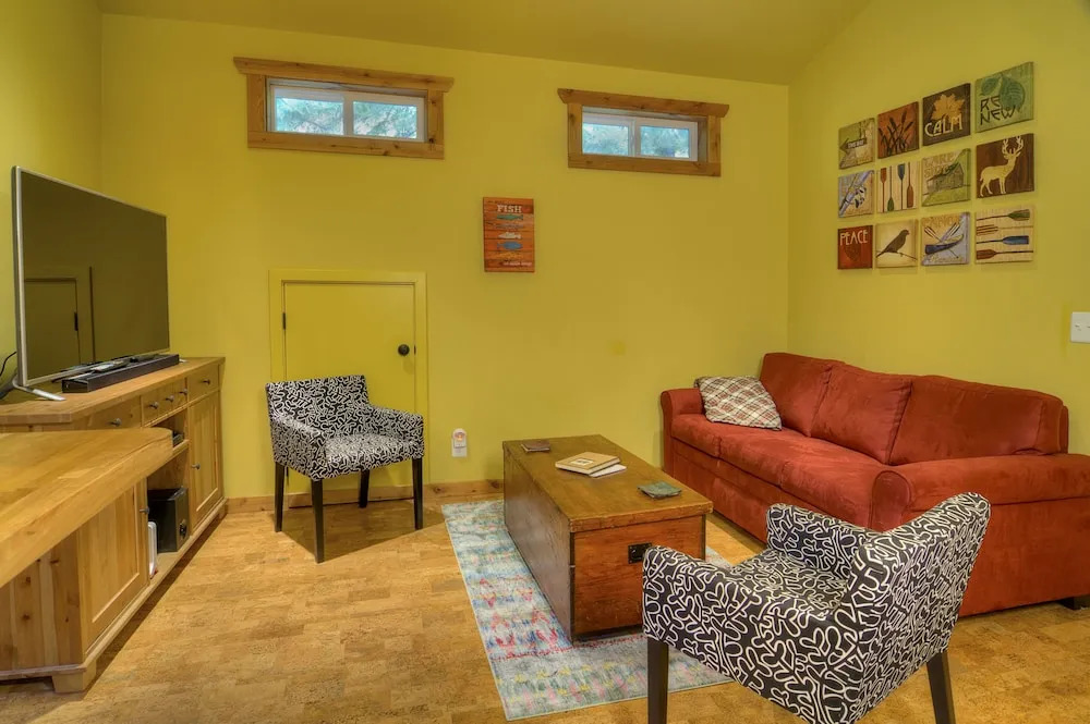 Fish Lake Loft - One Bedroom Cabin with Hot Tub