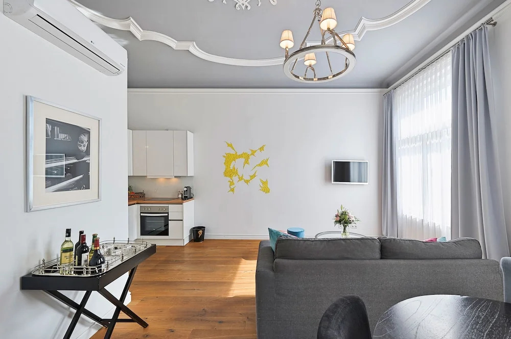 6 Rooms - 1070