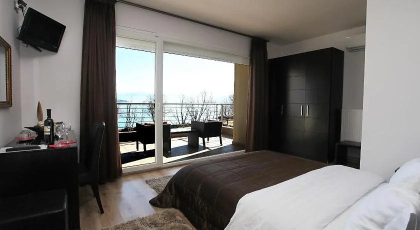 Paralimnio Suites