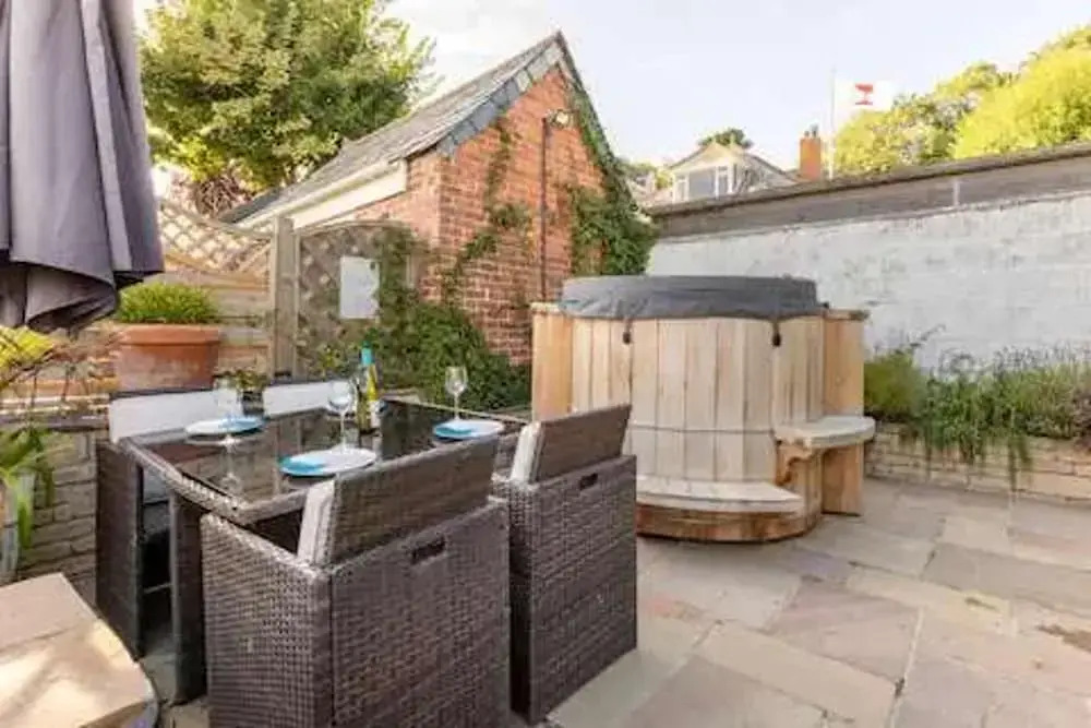 Apartmentsleeps3-garden-hottub-parking