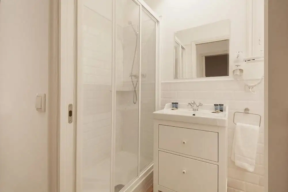 Welcoming 2 Bed With Balcony in Gracia
