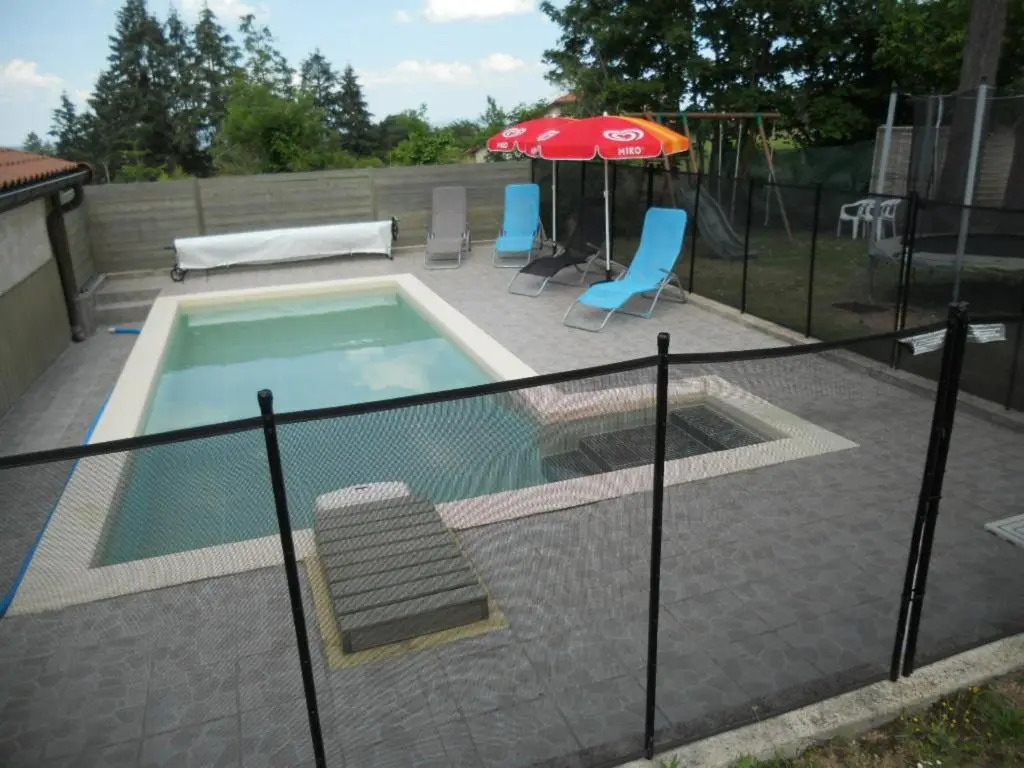 Gîte familial à Saint-Haon-le-Châtel avec piscine et animaux admis - FR-1-496-21