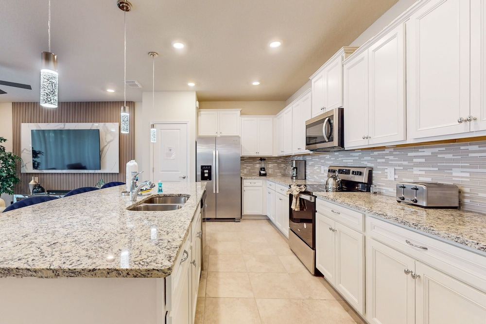 Luxury Home With Private Pool, Lanai, Shared Games Room, Central AC, & WD