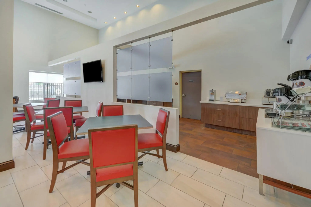 Holiday Inn Express Hotel & Suites Tampa-USF-Busch Gardens by IHG