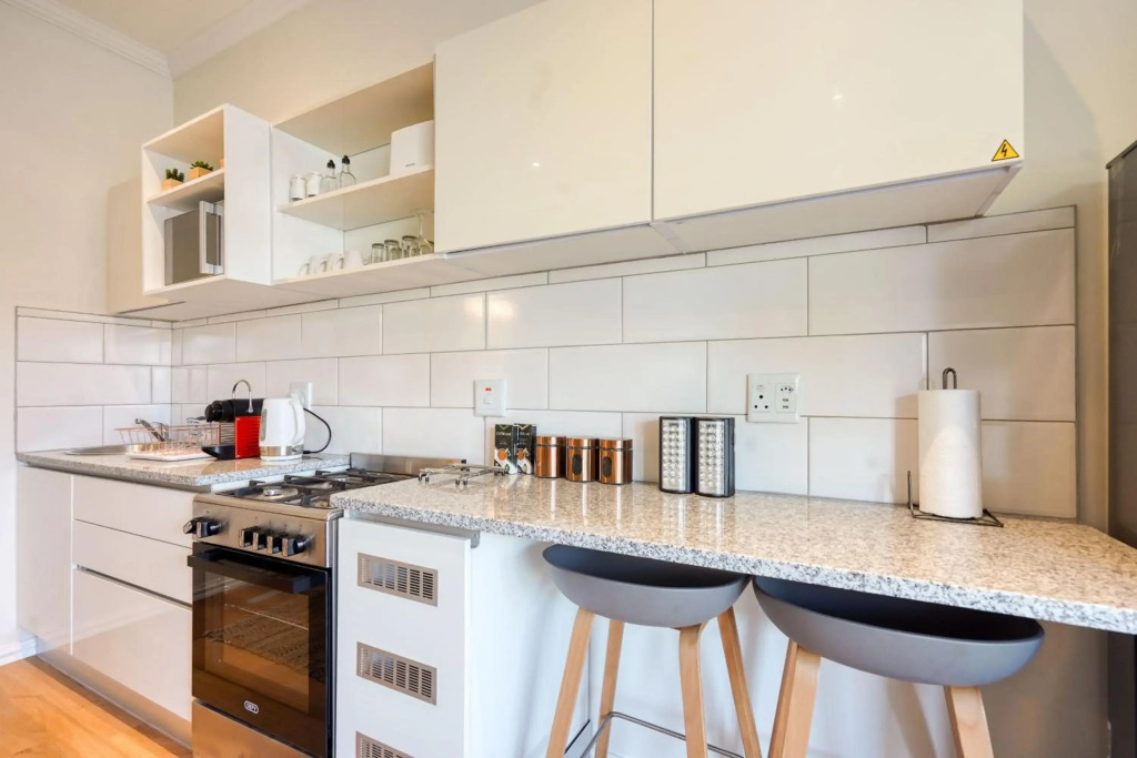 Hampton Collection - Charming 5 Sleeper Apartment with Pool