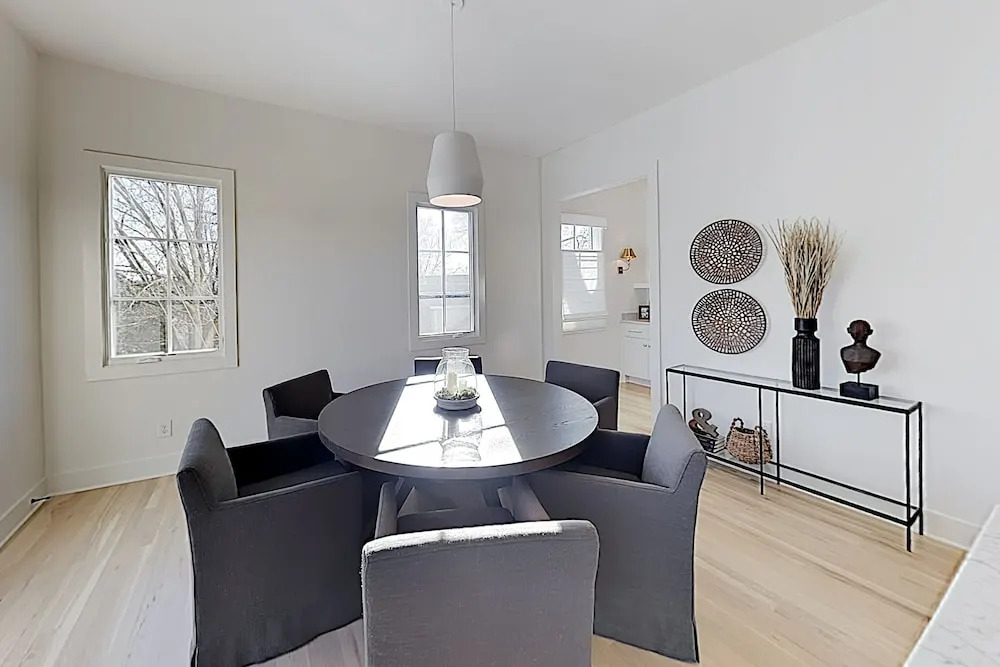 New Listing! Stylish All-suite End Unit W/ Garage 3 Bedroom Townhouse