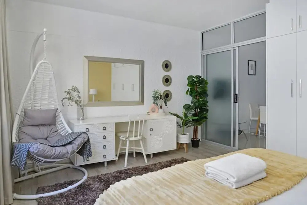 Charming Central Sea Point Haven 50m to Ocean