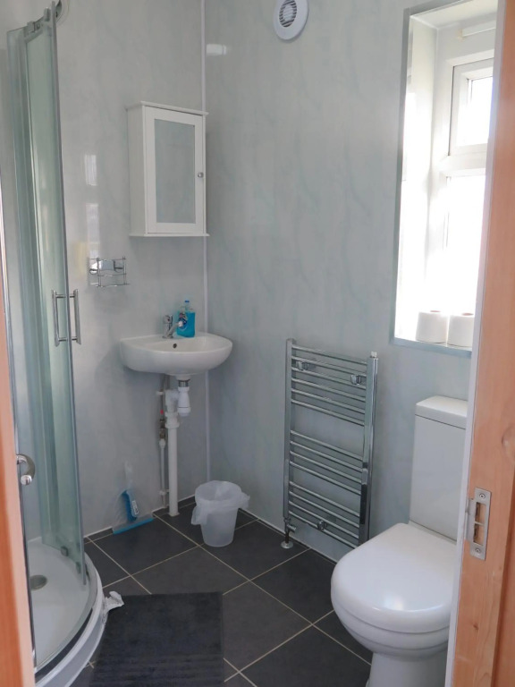 Sheridan - Studio Flats with Extra Beds contractor stay FREE Parking