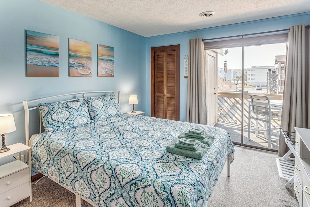 Walk to Ocean: Condo w/ 3 Pools in Myrtle Beach