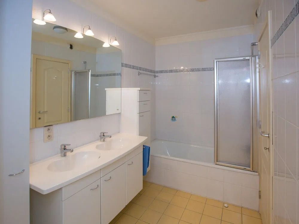 Apartment Near Zeedijk With Sea View