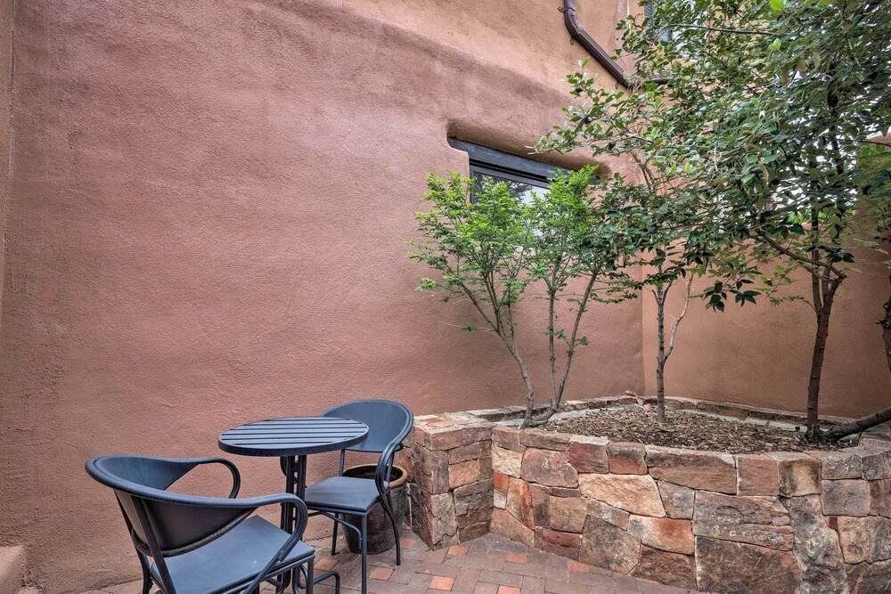 Historic Railyard Bungalow - Walkable Location!
