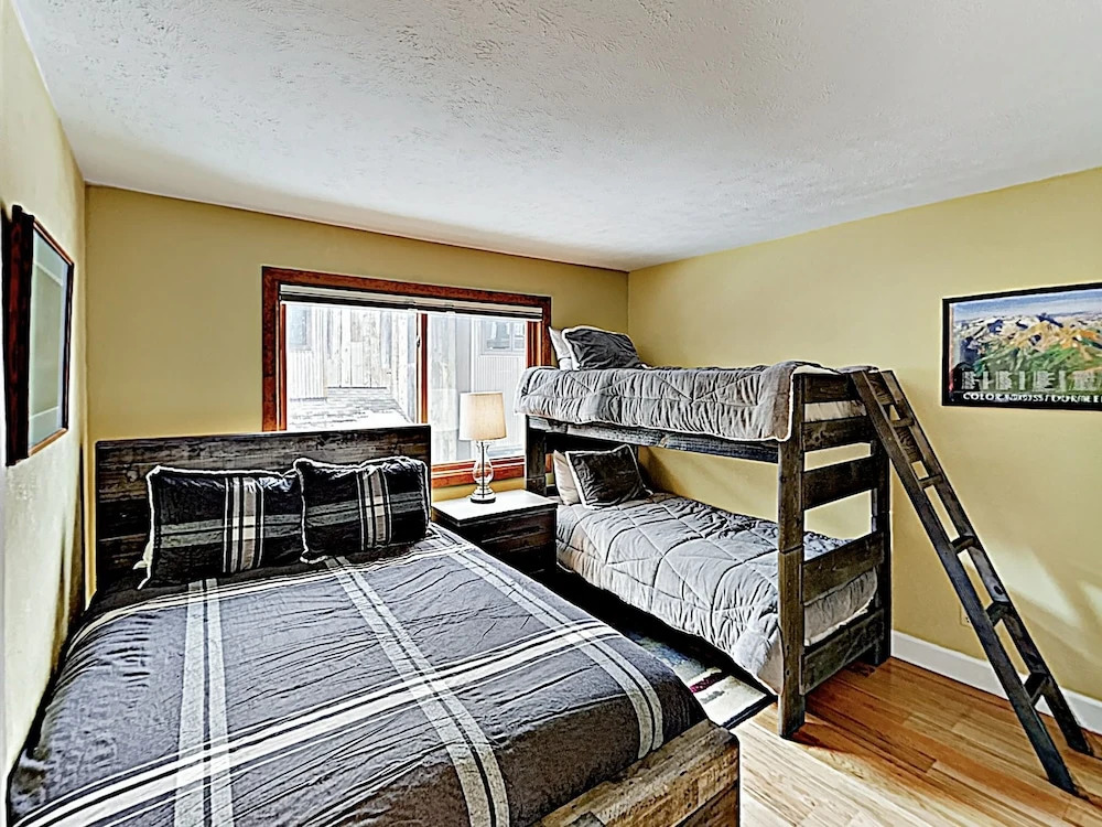 New Listing! Mountain-view Getaway: Stroll To Town 2 Bedroom Condo
