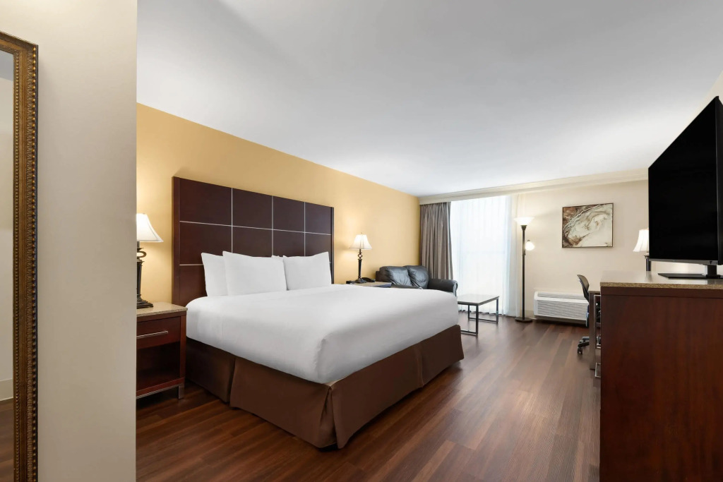 Wyndham Riverfront Hotel