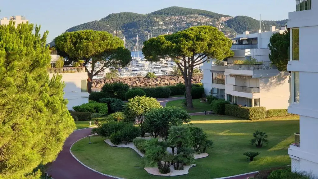 Garden and beach sea view apartment Cannes
