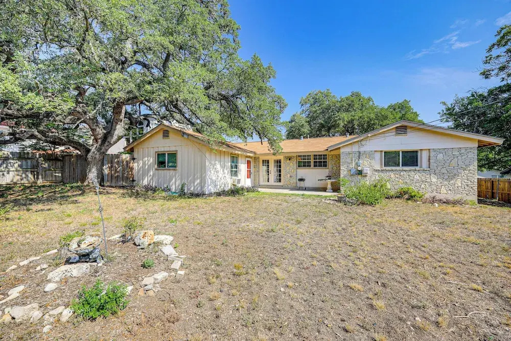 Large Yard: Home 9 Mi to San Antonio River Walk