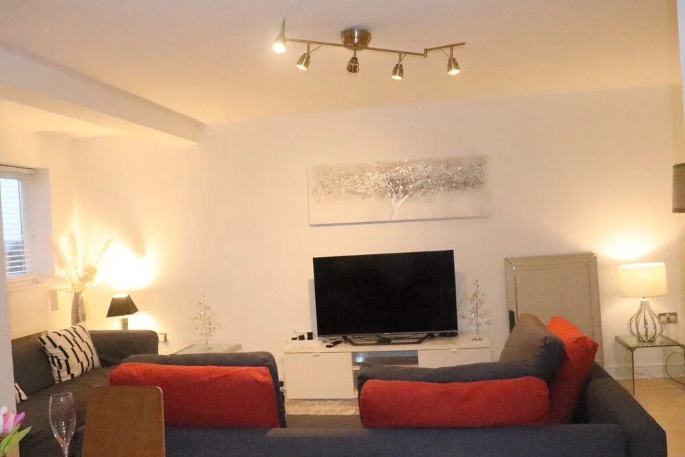 Skyline Haven Modern 2BR w/ Free Parking & 4kTV