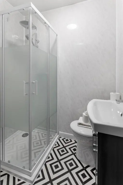 City Centre Studio 6 with Kitchenette, Free Wifi and Smart TV by Yoko Property