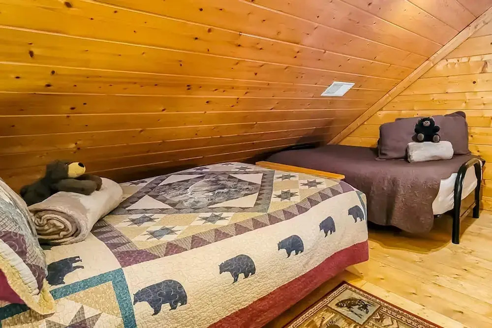 Cozy Cabin w Game Room hot tub Creek
