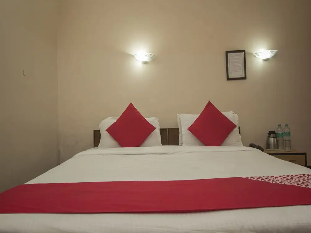 Keswani Group Hotel White Mountain - 200 Metres From MG Marg