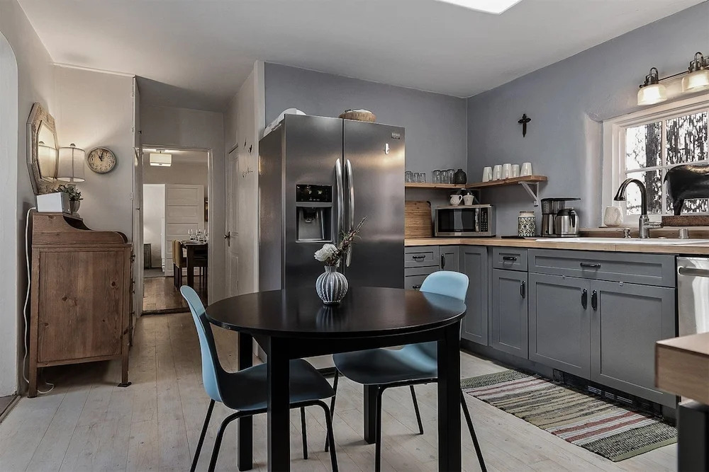 Artist Adobe - Blocks From The Plaza and Rail Yard, Southwestern Charm, Modern Touches