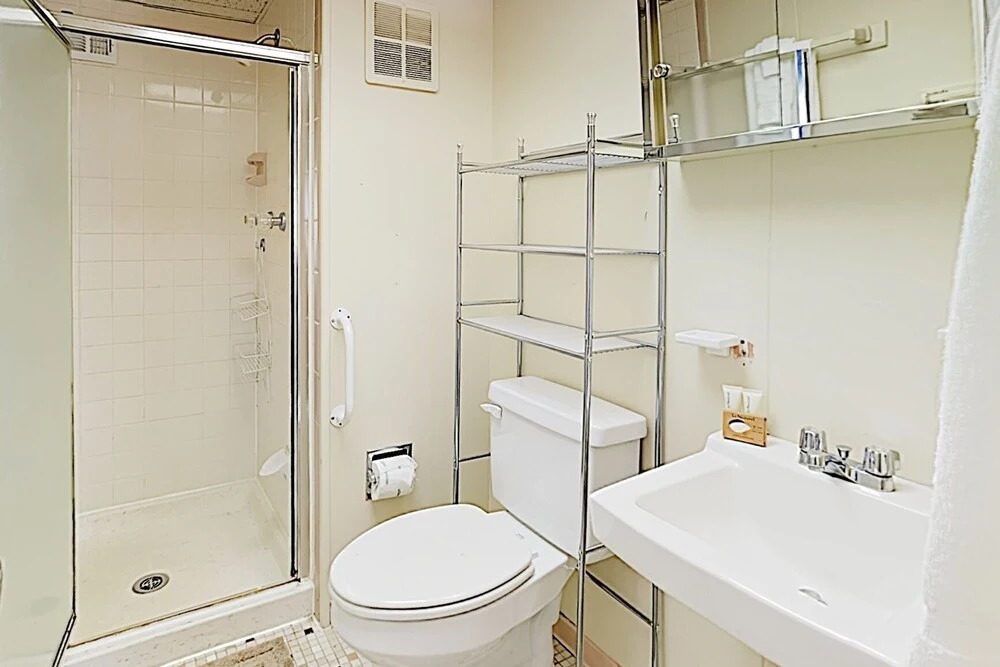 Comfy W/ Balcony & Views -- 200 To Beach! 3 Bedroom Condo