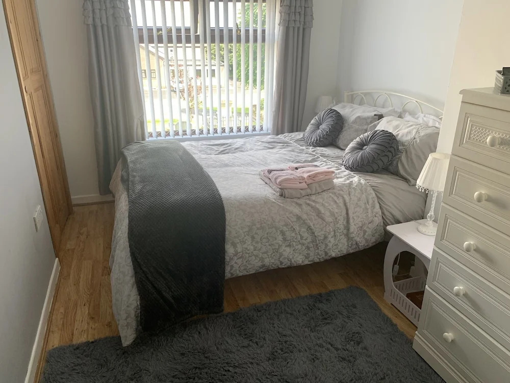 House - Sleeps 4 with Cozy Fireplace
