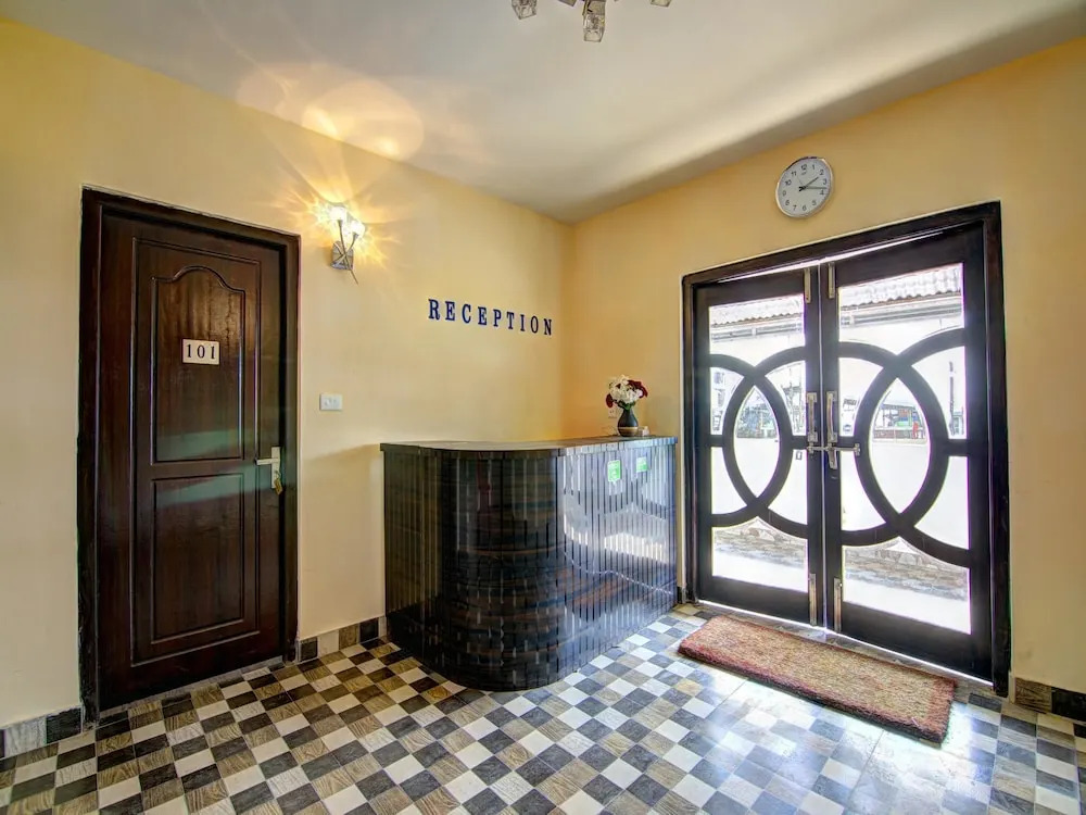 OYO 12862 Hotel Lamaz Residency