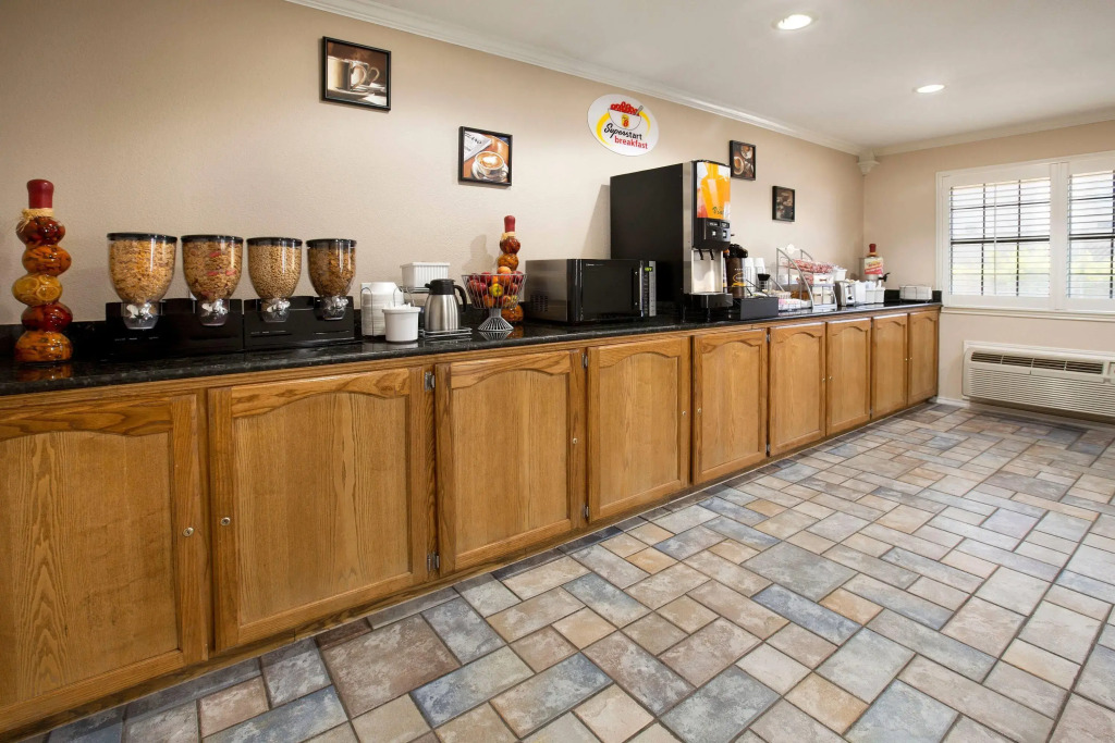 Super 8 by Wyndham McAllen-La Plaza Mall-Downtown