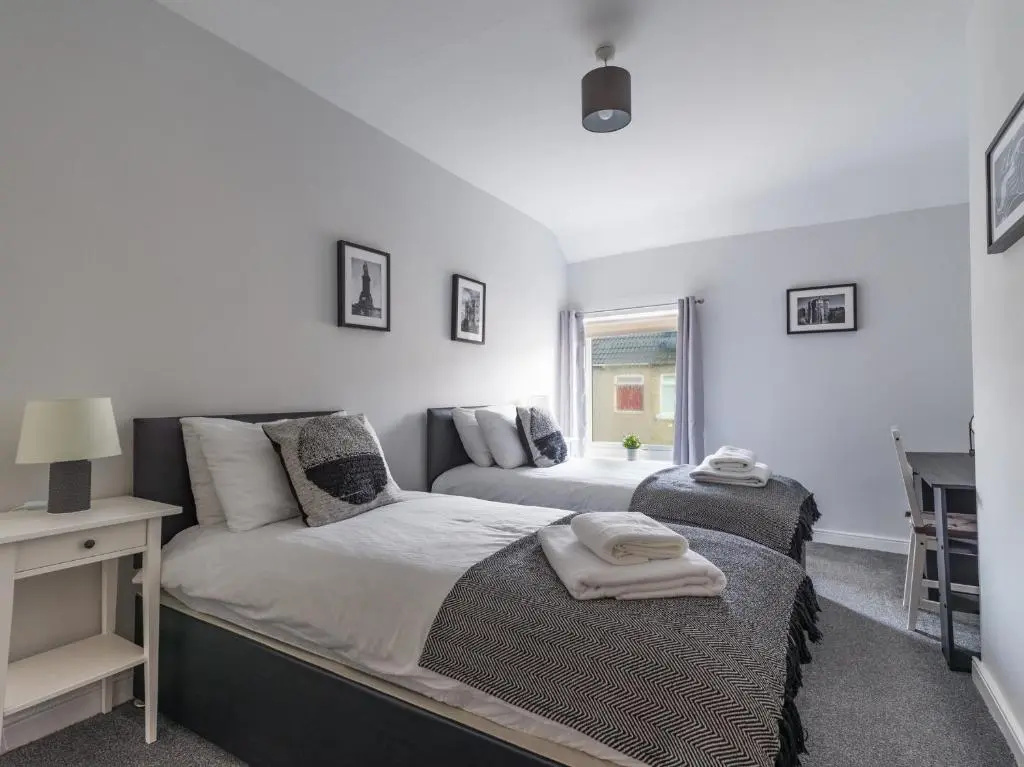 Chestnut House - Sleeps 4 - Pet friendly - Parking