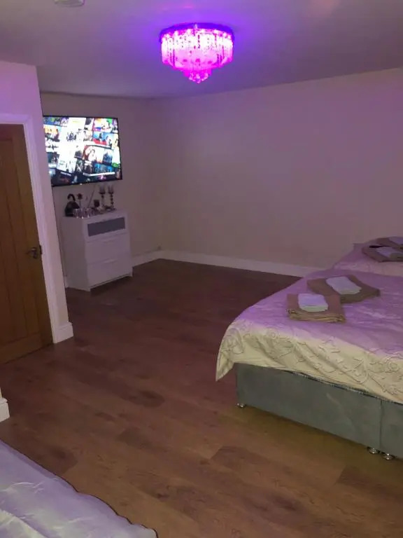 BIG ROOM rusholme WITH TV AND PRIVATE BATHROOM-parking&wifi