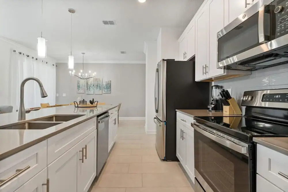Amazing 4bdr House Storey Lake