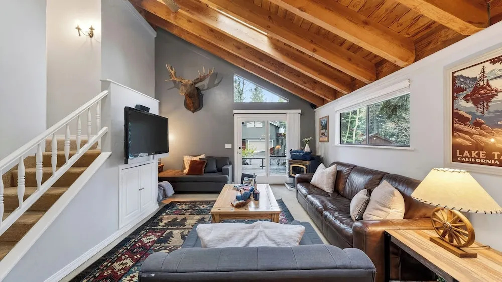 Incline Pines Retreat by Avantstay Private Hot Tub + Wraparound Deck + Views Near Dining and Shops